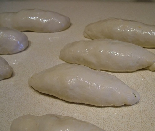 1. Этап. Тесто на закваске для пирожков: 5. Скрепляем пирожки, скатываем из них продолговатые колбаски.