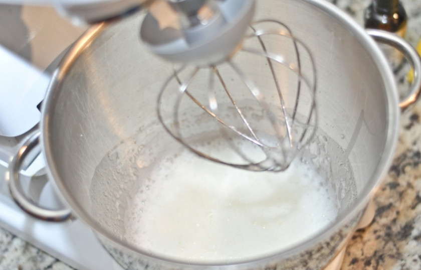 1. Этап. Безе без сахара: Взбиваем белки с лимонным соком, затем постепенно вводим экстракт стевии и ванили, продолжая взбивать.