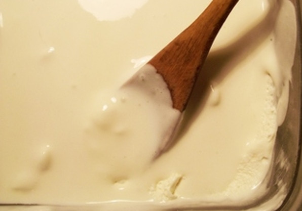 1. Этап. Домашнее мороженое из молока: Полученный крем вылейте в форму и отправьте в холодильник на 1 час. Затем достаньте, взбейте венчиком и снова отправьте в морозилку. Через час повторите взбивание и оставьте мороженое в морозилке на 8 часов для окончательного застывания.