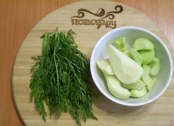 1. Этап. Зеленый коктейль с грушей: У зелени срезаем толстые веточки. Фрукты очищаем от кожуры и семян.