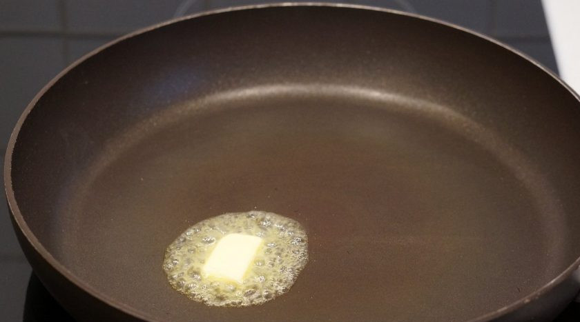 1. Этап. Тесто на блины на молоке: 5. Сковороду отправьте на огонь, добавьте кусочек сливочного масла и растопите его.