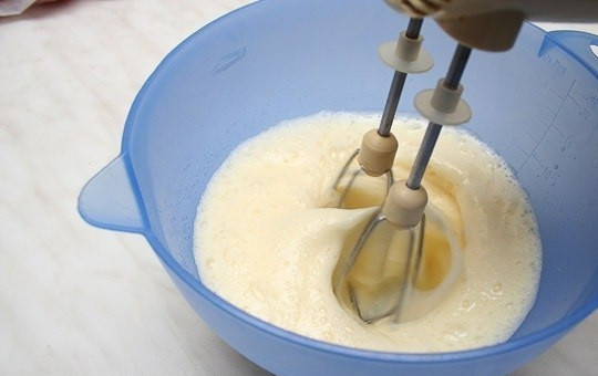 1. Этап. Пирог с консервированными грушами: Миксером или блендером взбивать на высокой скорости до тех пор, пока яично-сахарная смесь не превратится в пышную белоснежную массу — это займет минут 7-10.