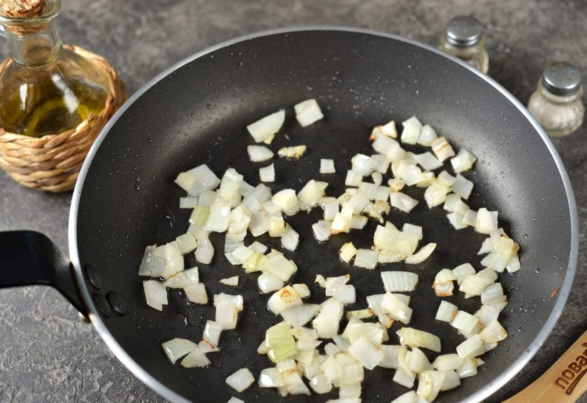 1. Этап. Форель в белом вине: Переложите рыбу на плоскую тарелку, а в это же масло выложите нарезанный мелко репчатый лук. Обжарьте лук минуты 2 до мягкости.