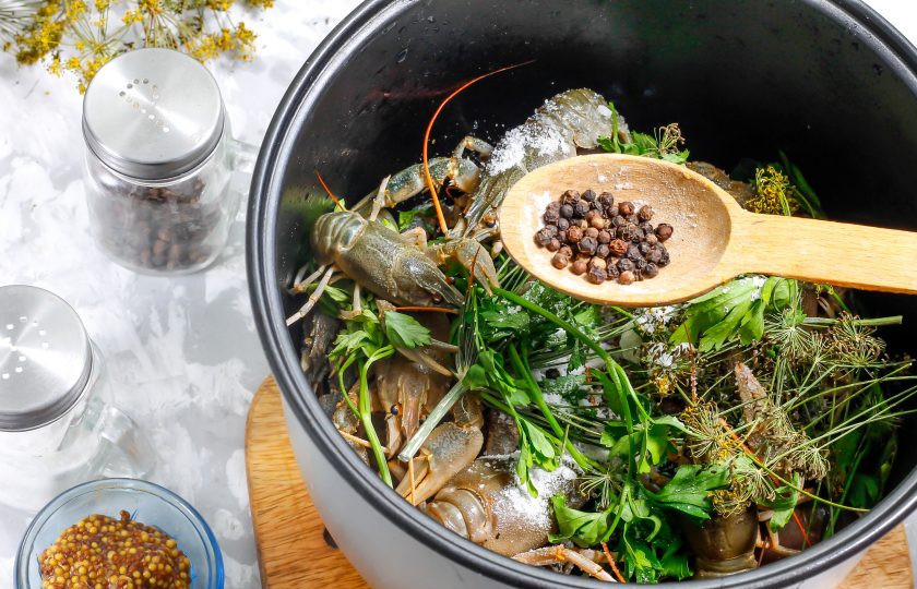 1. Этап. Раки в мультиварке: Высыпьте соль и горошины черного перца.