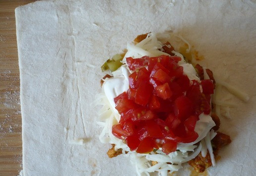 1. Этап. Слойка с индейкой: Затем выложите нарезанные помидоры.