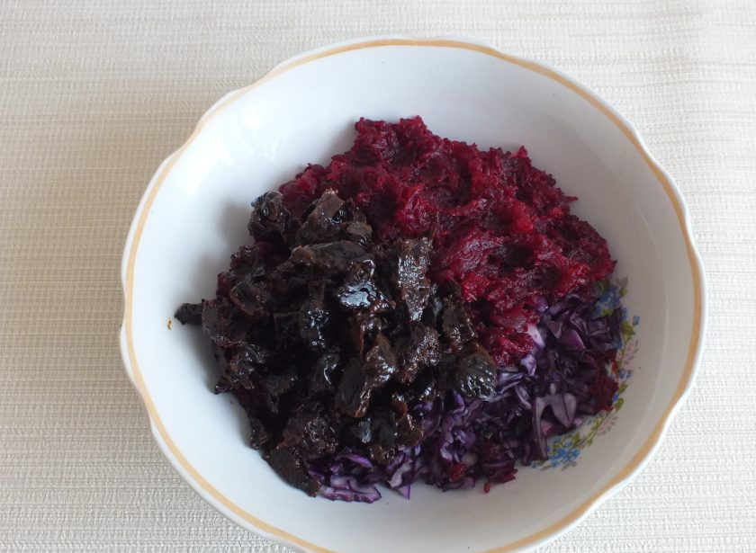 1. Этап. Салат Бордо: По истечении времени соедините в салатнике: тертую на мелкой терке свеклу, шинкованную капусту и нарезанный тонкой соломкой чернослив.