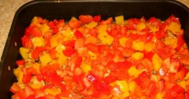 1. Этап. Овощная запеканка с фаршем: 6. Я готовлю овощную запеканку с мясом в домашних условиях по традиционному рецепту - слоями. Пока вы нарезали перец и помидоры, мясо должно было дойти до полу готовности. Выложите полученную смесь первым слоем в форму для запекания, после чего отправьте нарезанные помидоры и болгарский перец.