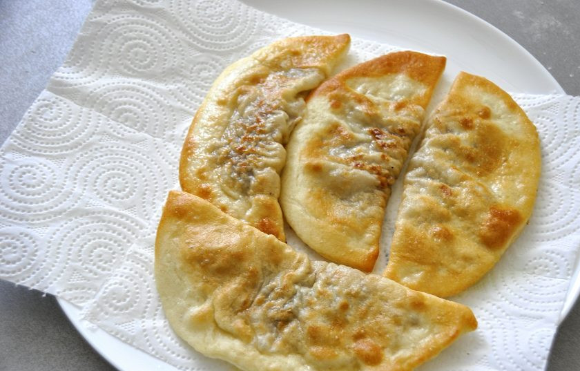 1. Этап. Кавказские чебуреки: Выкладывайте обжаренные чебуреки на бумажное полотенце, чтобы избавиться от остатков жира.