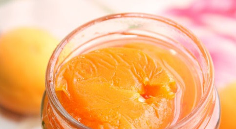 1. Этап. Варенье из абрикосов в сиропе: Затем извлекаем мешочек с лавандой, а варенье аккуратно выкладываем в стерилизованные баночки и закрываем их плотно крышками.