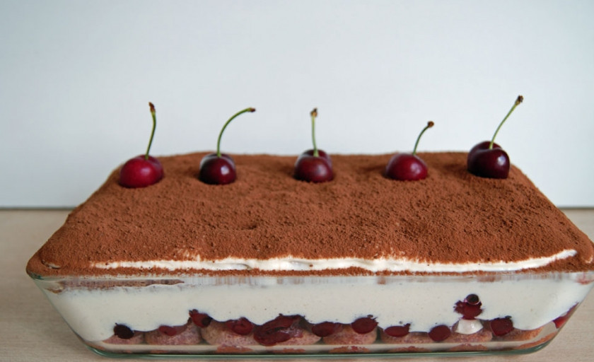 1. Этап. Тирамису с вишней: Кстати, можете украсить свежими или карамелезированными вишнями. Приятного аппетита!