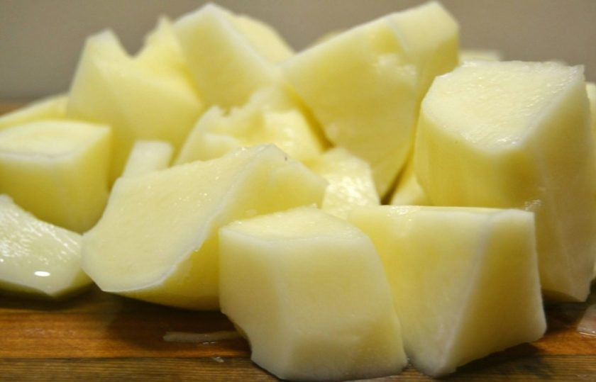 1. Этап. Вкусный и простой рыбный суп: 3. Почистите картофель, порежьте большими кусочками.