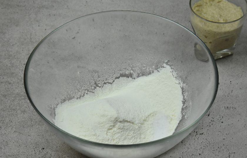 1. Этап. Литовский хлеб: В миске для теста соедините просеянную пшеничную (60 грамм) и 120 грамм ржаной муки.