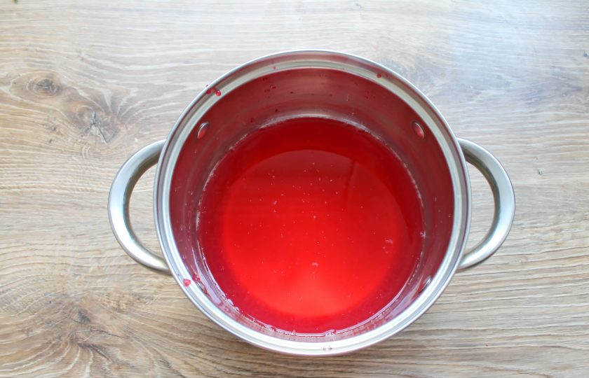 1. Этап. Наливка из красной смородины: Ягоды отожмите через сито и добавьте сок в процеженную водку.