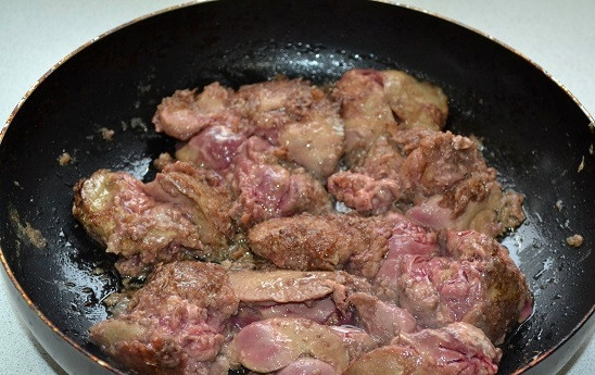 1. Этап. Куриная печень в апельсиновом соусе: 7. Печень обжаривайте минут 5-7 до образования румяной корочки.