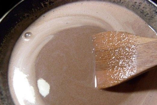 1. Этап. Шоколадный соус: 4. В сковороду с молоком вливаем осторожно сахарно-яичную смесь. Мешаем массу постоянно. Соус нужно довести до кипения, но ни в коем случае не кипятить. Снимайте с бортиков сковородки остатки соуса. Если на бортиках образуется пленка и заварится, она испортит вкус соуса. Соус готов. Остудите.