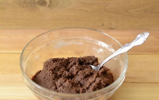 1. Этап. Коврижка с орехами: 5. Разрыхлитель (можно гашеную соду) соедините с мукой, просейте и всыпайте небольшими порциями. Как следует перемешайте, чтобы тесто было однородным и без комочков.