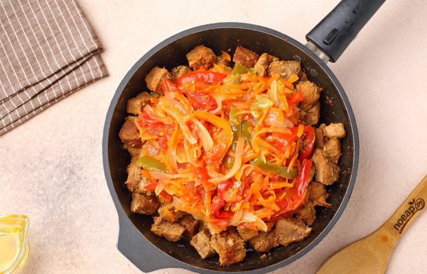 1. Этап. Свинина с лечо: Добавьте лечо.