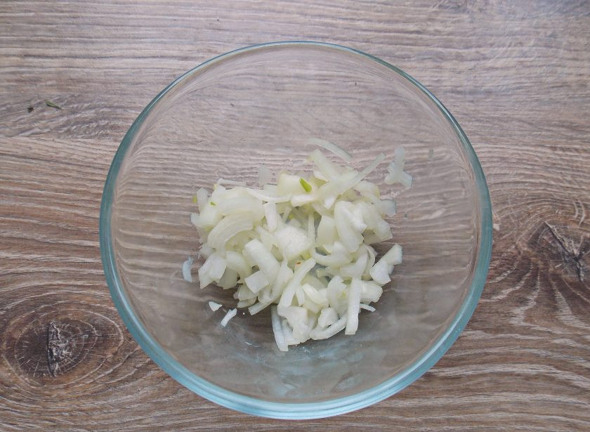 1. Этап. Салат с киноа и курицей: Репчатый лук очистите, сполосните и тонко нарежьте четвертушками. Положите в миску, добавьте лимонный сок, перемешайте и оставьте на 5 минут для маринования.