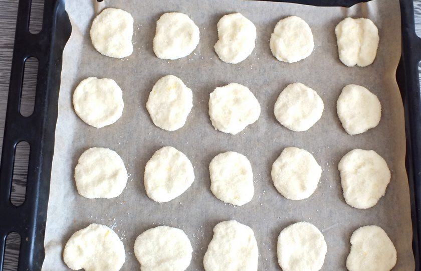 1. Этап. Голландское печенье: Выложите заготовки на противень застеленный пергаментом. Поставьте выпекаться будущее печенье в разогретую до 180 градусов духовку на 20 минут. Учитывайте особенности своей духовки.