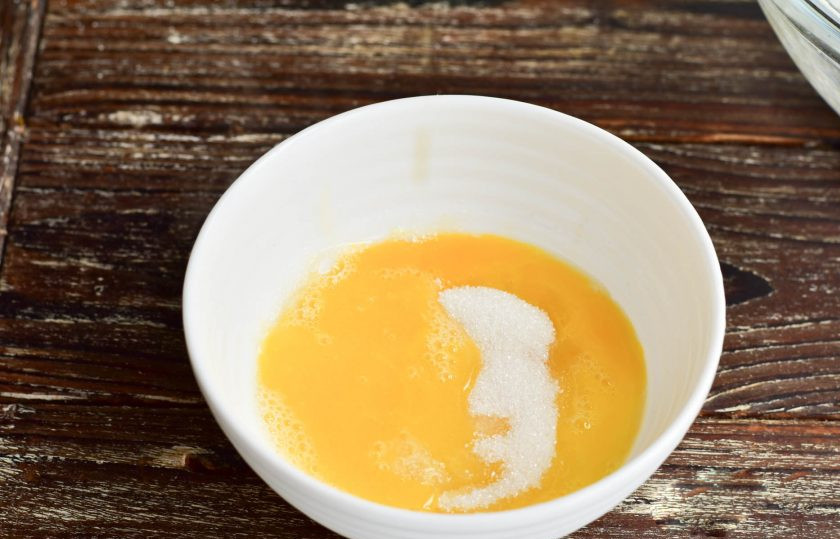 1. Этап. Заварная баба: В миске соедините яичный желток, растопленное масло и сахар.