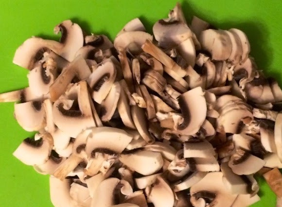 1. Этап. Кесадилья с курицей и грибами: Порежьте грибы небольшими ломтиками, лук – полукольцами, а куриное филе кубиками.