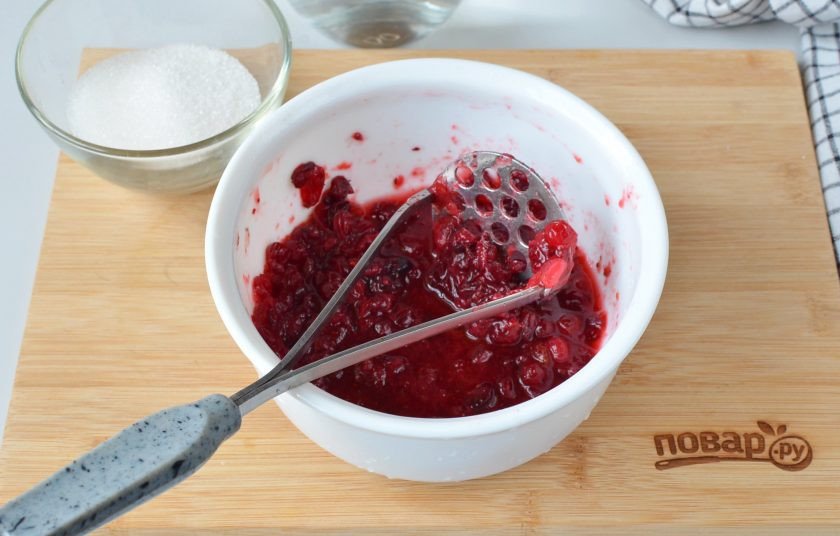1. Этап. Морс клюквенный: Клюкву хорошо разомните толкушкой.