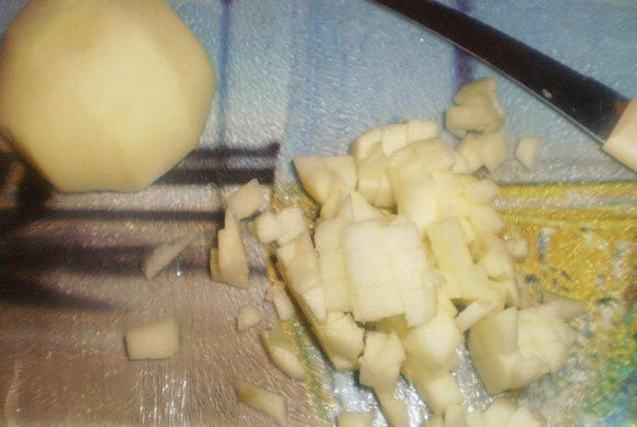 1. Этап. Сельдь по-норвежски: 5. Яблоко моем, очищаем от серединки с семечками и жесткой кожуры. Режем кубиками, а чтобы не потемнело - сбрызгиваем соком лимона.