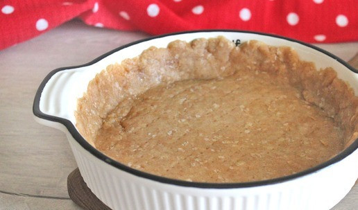 1. Этап. Киш «Осень»: Охлажденное тесто раскатать в круглый пласт толщиной около 5 мм и уложить в форму для выпечки, формируя бортики. Вилкой наколоть дно и испечь при 180 градусах около 10 минут. !!! У меня форма для выпечки диаметром 18 сантиметров.