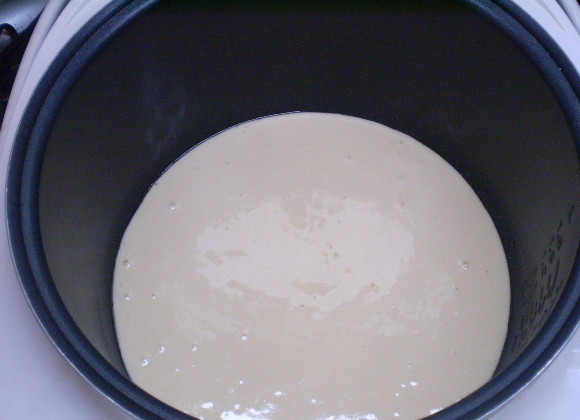 1. Этап. Бисквитное тесто в мультиварке: Готовое тесто переливаем в кастрюлю мультиварки. Я смазываю её растительным маслом. Включаем режим 