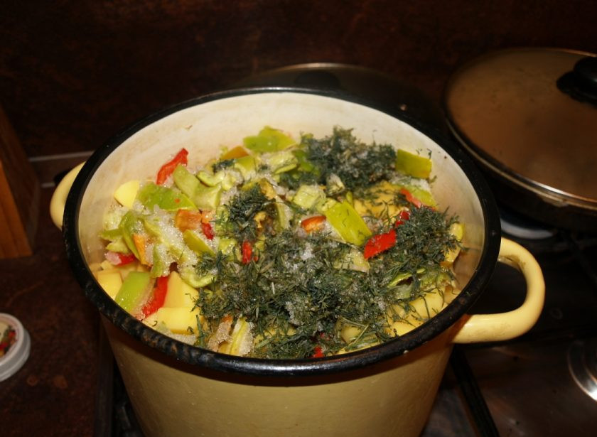 1. Этап. Свинина, тушенная с укропом: 6. В самом конце вводим укроп, все перемешиваем и заливаем водой (примерно 1,5 стакана). Теперь доводим до кипения, убавляем огонь и тушим около часа на слабом огне.