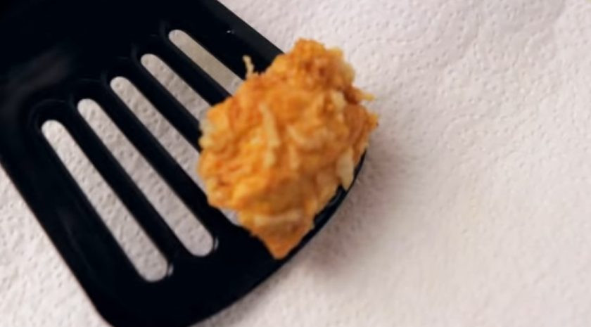 1. Этап. Домашние наггетсы: 3. Далее опустите кусочек куриного филе сначала в яйцо, потом — в сухую панировку. Обжарьте кусочки в разогретом до 175-185 градусов масле. Готовые наггетсы выложите на бумажное полотенце, позвольте маслу стечь. Приятного аппетита!