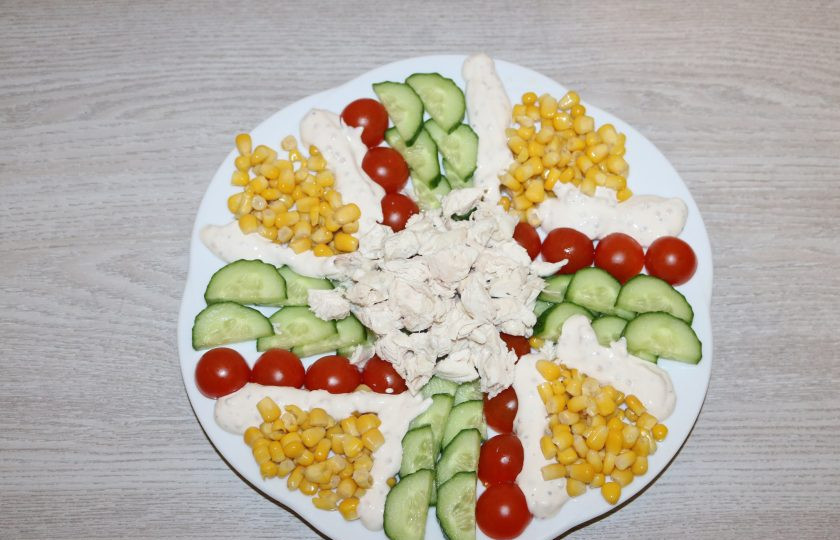 1. Этап. Салат с куриной грудкой и помидорами: Выложите соус полосками возле кукурузы.