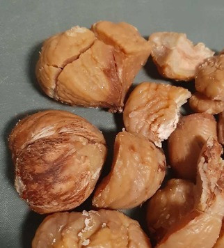 1. Этап. Салат Баклажано-каштановый дракон: Каштанам сделать разрез крест-накрест и отварить около получаса. Остудить, очистить от кожуры. Выглядит не очень презентабельно, но даст свой особенный сладковатый вкус.