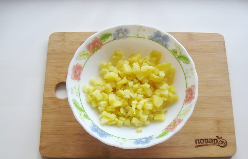 1. Этап. Оливье без горошка: Картофель сварите, охладите и мелко нарежьте. Выложите в салатник.