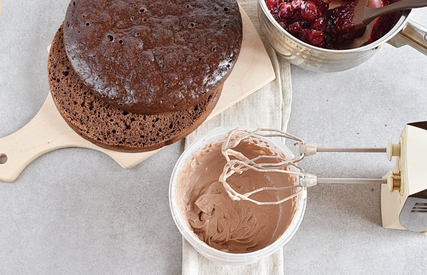 1. Этап. Торт в мультиварке: Густую охлажденную сметану взбейте с 5 ложками сахарной пудры и 3 ложками какао в пышную массу.