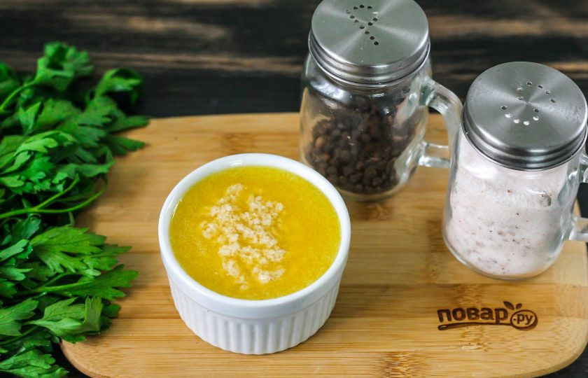 1. Этап. Икорное масло в домашних условиях: Выложите масло с икрой в специальные креманки или соусники, пиалы. Переместите в холодильник или морозильную камеру на 20-30 минут для застывания. Спустя указанное время икорное масло будет полностью готово!