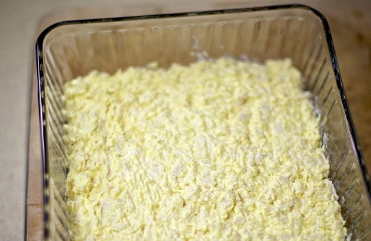 1. Этап. Куриный салат с грибами: 11. Выложите эту массу сверху на грибочки.