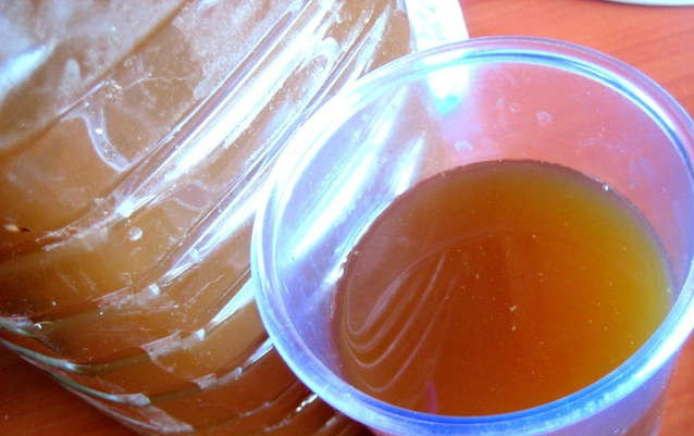 1. Этап. Сладкий суп из сухофруктов: Отмеряйте необходимое количество яблочного сока.