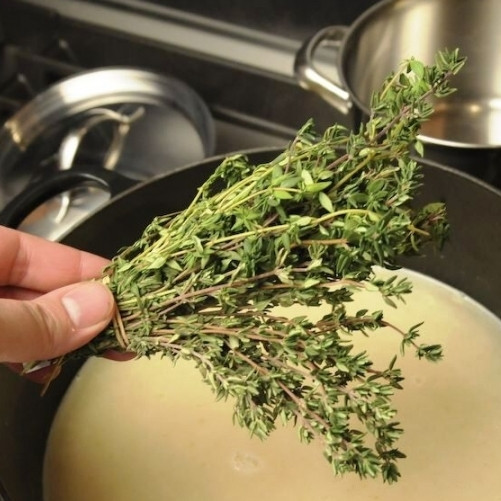 1. Этап. Чесночный крем-суп: Добавляем букет ароматной зелени (тимьян, петрушка) и варим суп 20 минут на среднем огне.