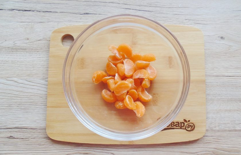 1. Этап. Фруктовый салат из мандаринов и яблок: Мандарины вымойте, очистите от кожуры и удалите белую пленку под кожурой. Переложите в салатник.