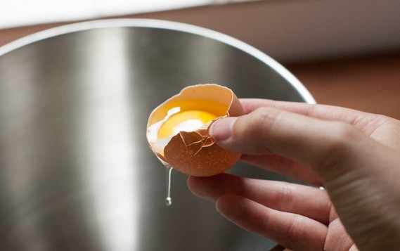 1. Этап. Глазурь заварная для украшения изделий: 1. Очень аккуратно отделите белки и выложите их в глубокую мисочку.