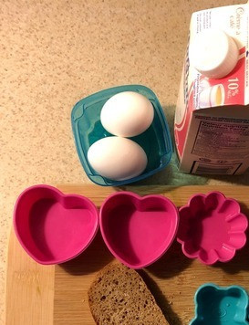 1. Этап. Омлет паровой с хлебом: Нарезаем хлеб на небольшие кубики. Взбиваем венчиком яйца со сливками и перемешиваем с хлебом.