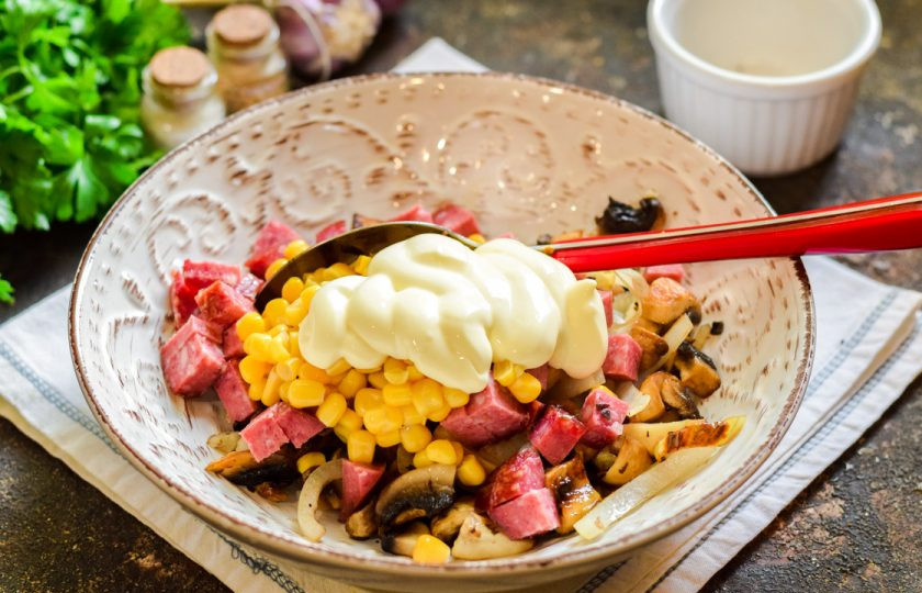 1. Этап. Салат Соренто: Заправьте салат майонезом, добавьте соль и перец по вкусу.