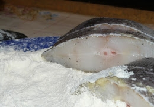 1. Этап. Линь жареный: Ставим сковороду на плиту на средний огонь, наливаем растительное масло. Обмакиваем кусочки линя в муке.