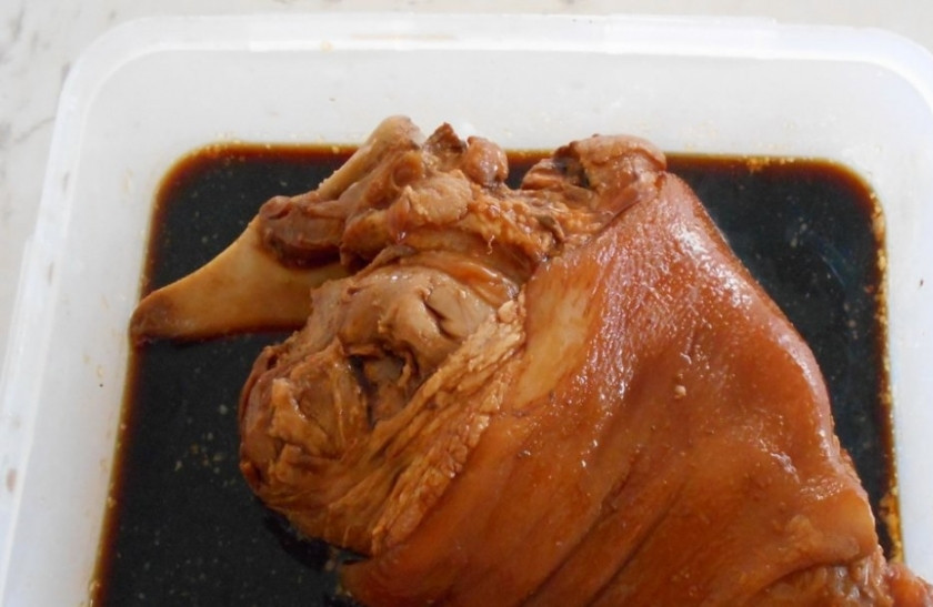 1. Этап. Свиная ножка по-баварски: 5. Заливаем ее соевым соусом и пивом, выдерживаем в таком состоянии двенадцать часов.