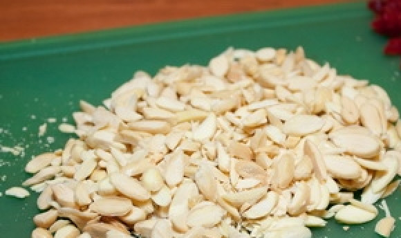 1. Этап. Конфеты с белым шоколадом: 2. Подсушенный миндаль нарежьте на тонкие кусочки вдоль орешка.