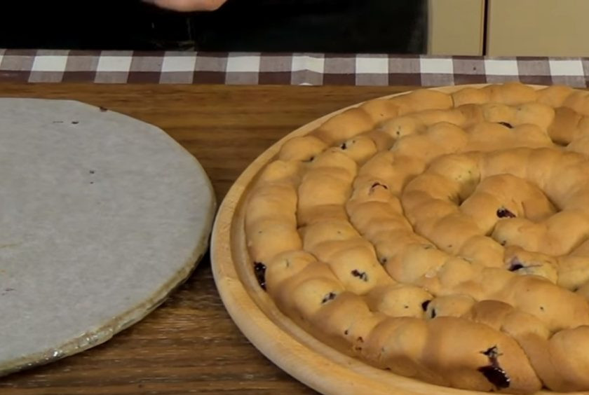 1. Этап. Торт Медовые соты: 5. Отправьте тесто в разогретую до 190 градусов духовку на 20-25 минут. Снимите бортик формы, перенесите корж на доску и полностью остудите. испеките так еще 2 коржа. Для крема взбейте сметану с сахаром и ванильным сахаром.