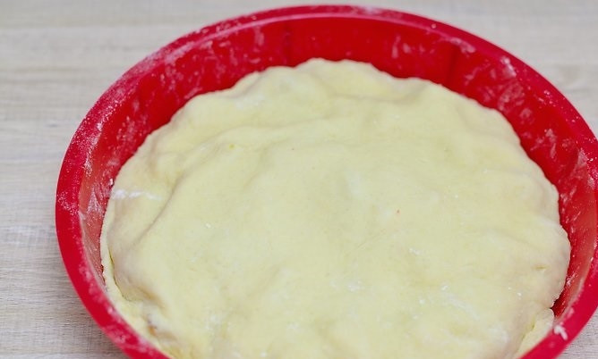 1. Этап. Закрытый фруктовый пирог: 5. Накройте фрукты пластом теста.