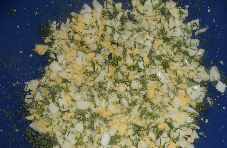 1. Этап. Курник из блинов: 3. Смешать измельченные яйца с нарезанным укропом.