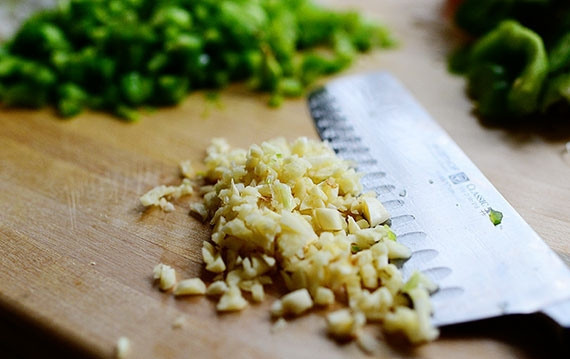 1. Этап. Соус к спагетти с фаршем: 3. Чеснок тоже измельчите.